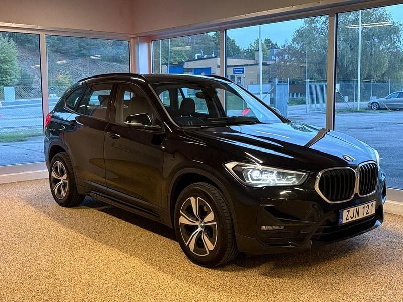 Svart Begagnad 2019 BMW X1 Sport Line SUV | 199 900 kr (Marknadspris) - Bild 1/4