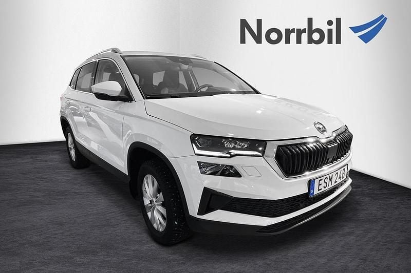 Vit Begagnad 2023 Skoda Karoq Style SUV | 284 900 kr (Marknadspris) - Bild 1/4