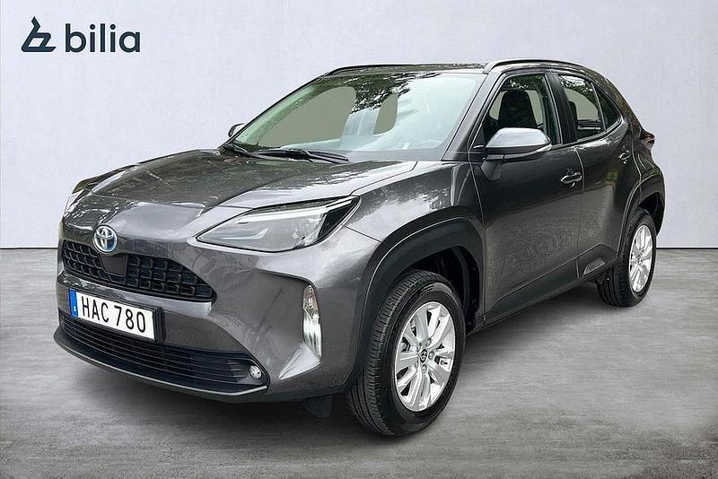 Mörkgrå Begagnad 2022 Toyota Yaris Cross Active SUV | 279 900 kr (Marknadspris) - Bild 1/3