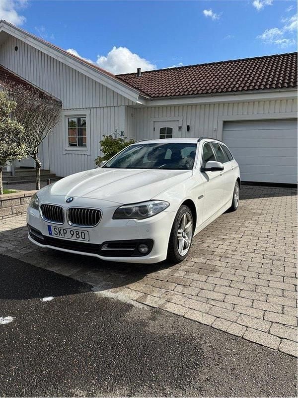 Vit Begagnad 2014 BMW 520 Kombi | 144 000 kr (Marknadspris) - Bild 1/4