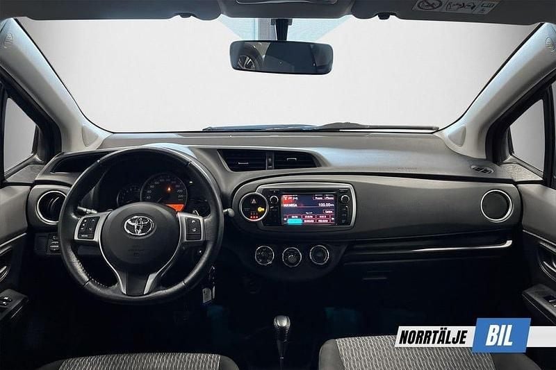 Begagnad Toyota Yaris Active 99 HK (72 kW) 2013 Röd Halvkombi