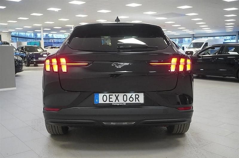 Begagnad Ford Mustang Mach-E Standard Range 197 kW (269 HK) 2022 Absolute black pnzat SUV