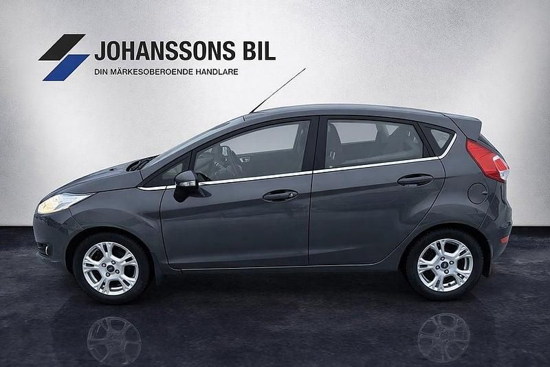 Begagnad Ford Fiesta Titanium 101 HK (74 kW) 2015 Grå Halvkombi