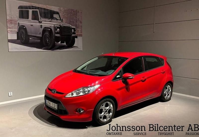 Röd Begagnad 2009 Ford Fiesta Halvkombi | 29 900 kr (Marknadspris) - Bild 1/4