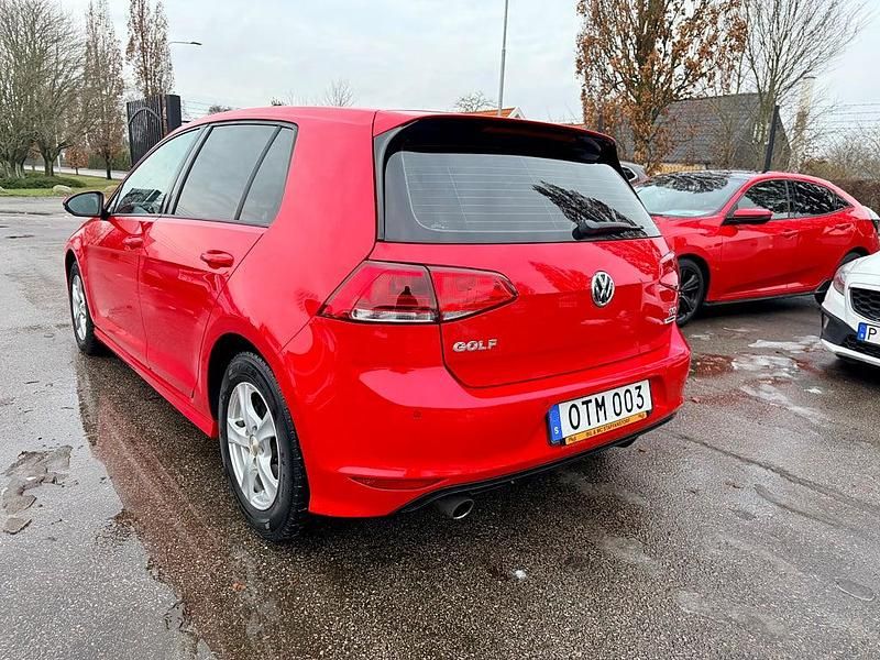Begagnad VW Golf VII R-line 105 HK (77 kW) 2015 Röd Halvkombi