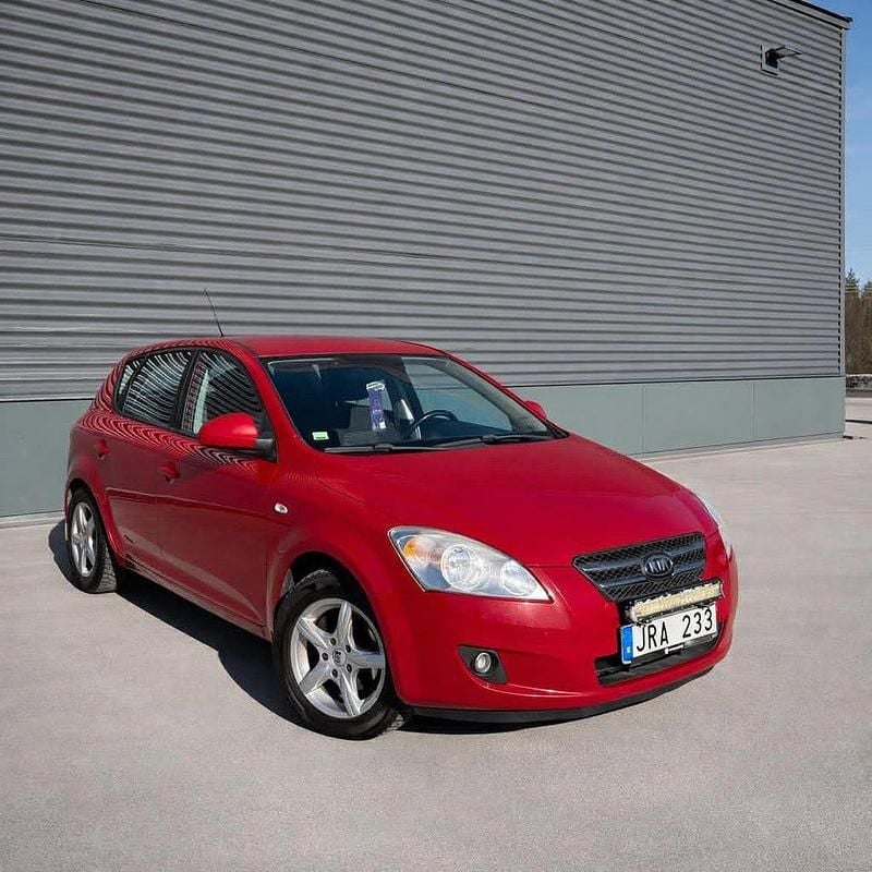 Begagnad Kia Ceed 90 HK (66 kW) 2009 Röd Halvkombi