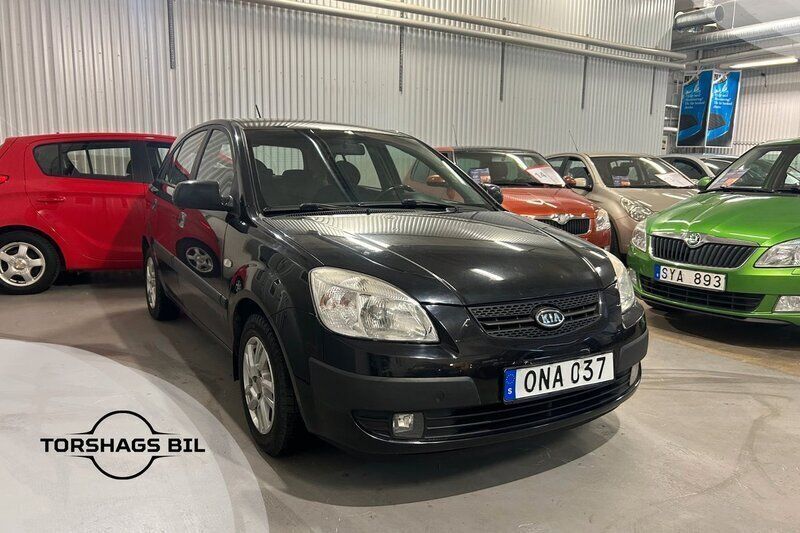 Svart Begagnad 2006 Kia Rio Halvkombi | 24 900 kr (Marknadspris) - Bild 1/4