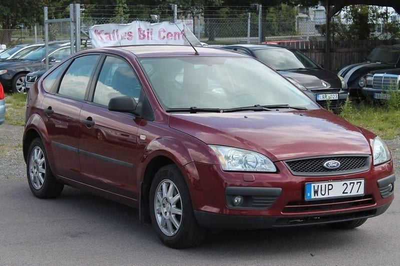 Mörkröd Begagnad 2005 Ford Focus Halvkombi | 21 999 kr (Marknadspris) - Bild 1/4