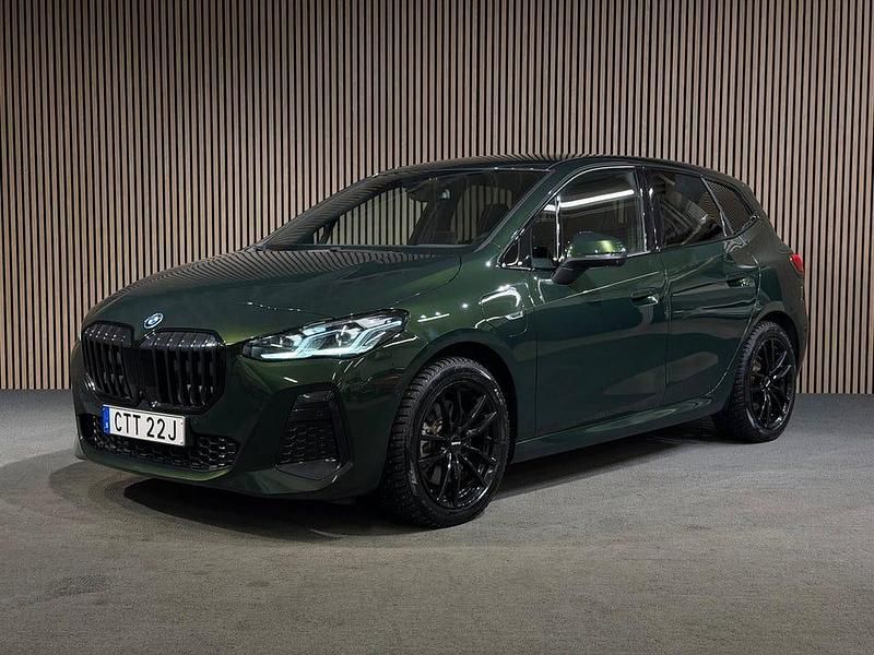 Grön Begagnad 2023 BMW 230 M Sport Minibuss | 388 900 kr - Bild 1/4