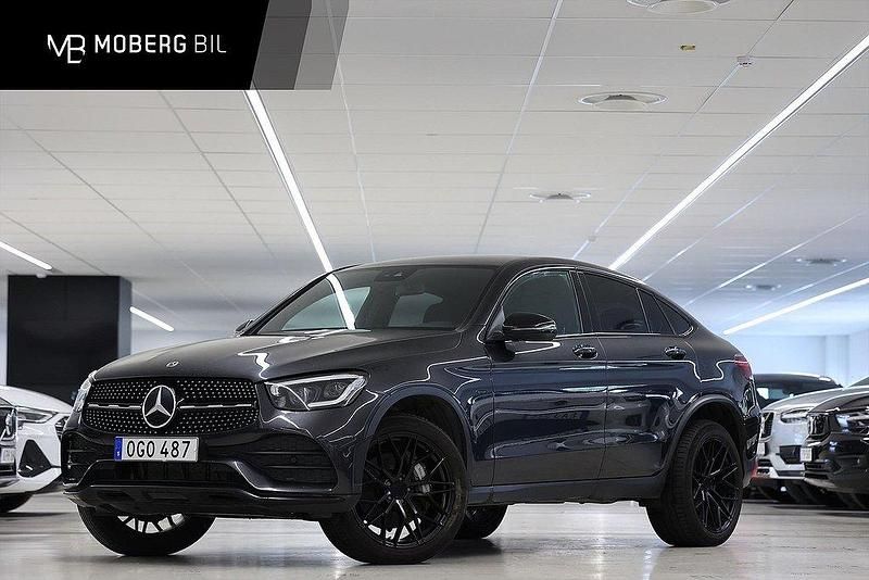 Grå Begagnad 2021 Mercedes GLC300e AMG Sportkupé | 429 900 kr (Marknadspris) - Bild 1/3