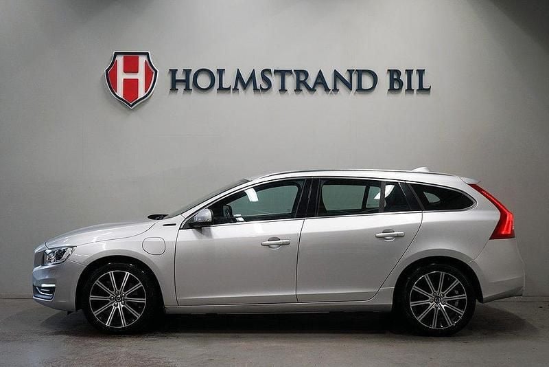 Silver Begagnad 2018 Volvo V60 Summum Kombi | 269 900 kr (Marknadspris) - Bild 1/4
