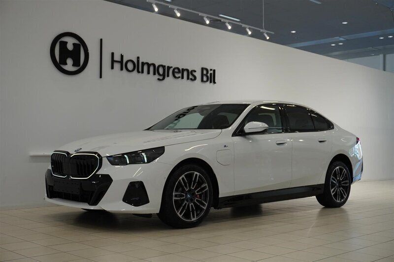 Vit Ny 2024 BMW 550e Comfort Edition Sedan | 899 000 kr - Bild 1/4