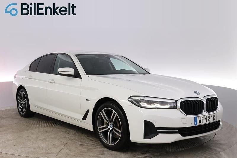 Vit Begagnad 2022 BMW 530e Sedan | 349 900 kr (Superpris) - Bild 1/4