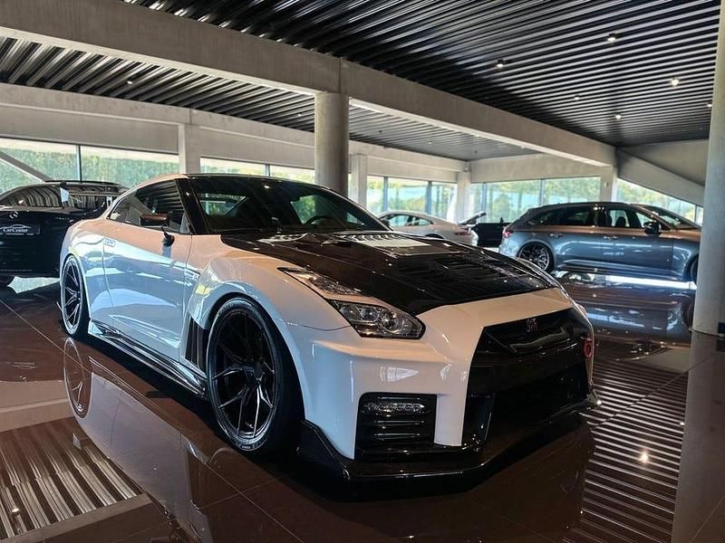 Vit pärlemo Begagnad 2011 Nissan GT-R Nismo Sportkupé | 1 899 000 kr - Bild 1/4
