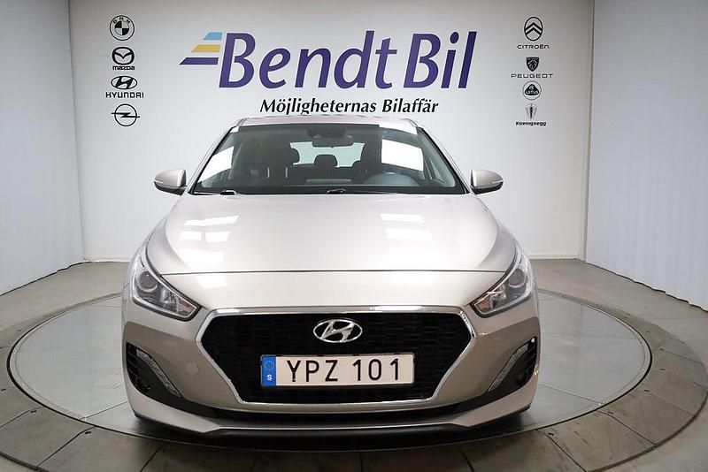 Begagnad Hyundai i30 Trend 120 HK (88 kW) 2018 Brun Halvkombi