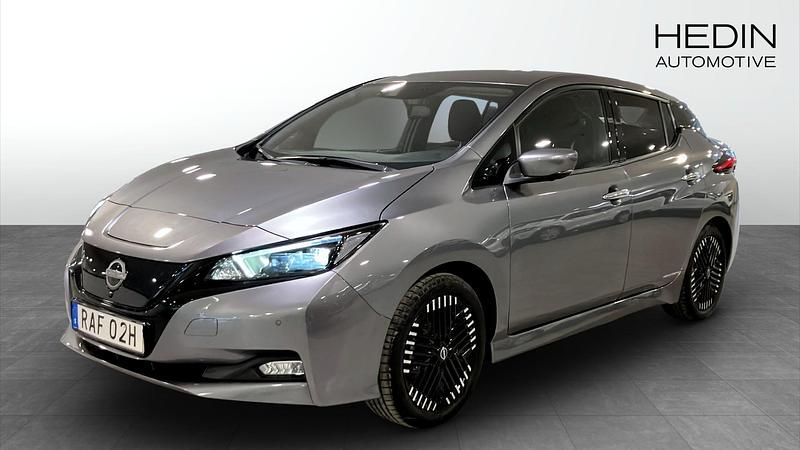 Begagnad Nissan Leaf N-Connecta 110 kW (150 HK) 2022 Grå Halvkombi
