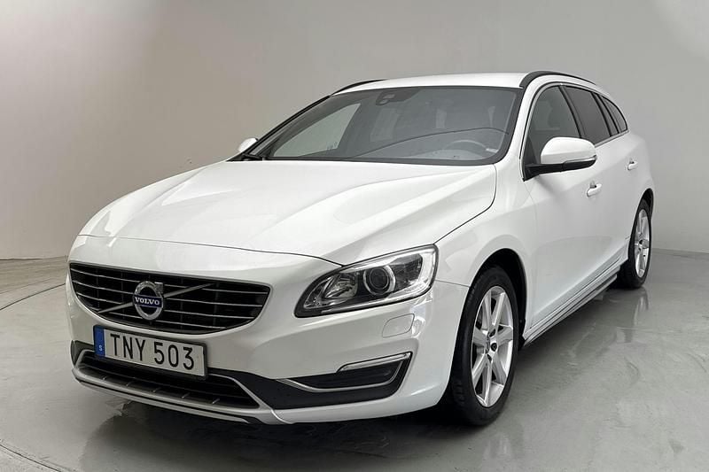 Vit Begagnad 2018 Volvo V60 Momentum Kombi | 168 800 kr (Superpris) - Bild 1/4