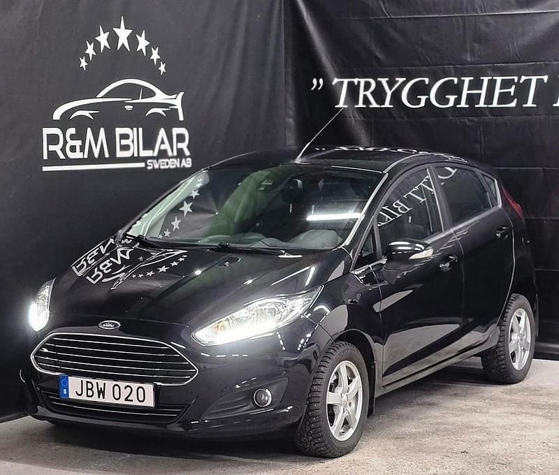 Svart Begagnad 2015 Ford Fiesta Halvkombi | 74 800 kr (Marknadspris) - Bild 1/4