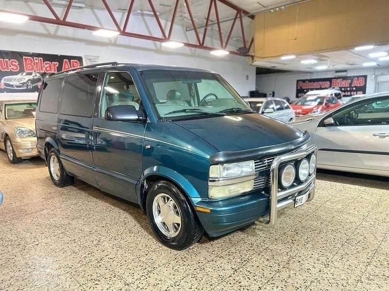 Mörkgrön Begagnad 2001 Chevrolet Astro Minibuss | 59 900 kr - Bild 1/4