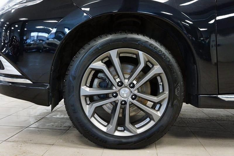 Begagnad Mitsubishi Outlander 224 HK (164 kW) 2020 Svart SUV