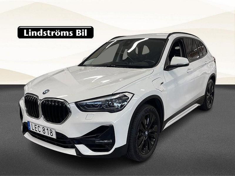 Vit Begagnad 2022 BMW X1 Sport Line SUV | 274 900 kr (Marknadspris) - Bild 1/3