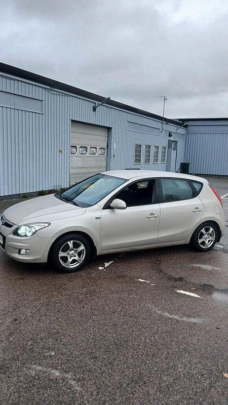 Brun Begagnad 2009 Hyundai i30 Halvkombi | 19 000 kr (Bra pris) - Bild 1/4