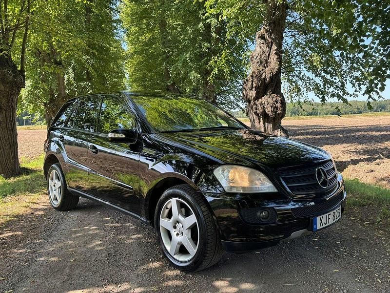 Svart Begagnad 2006 Mercedes ML320 SUV | 49 000 kr (Marknadspris) - Bild 1/4