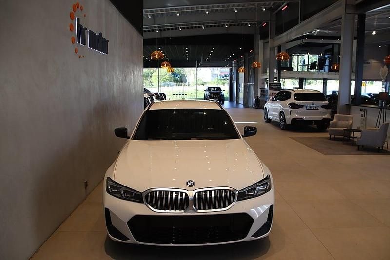 Begagnad BMW 330e M Sport 293 HK (215 kW) 2023 Vit Kombi