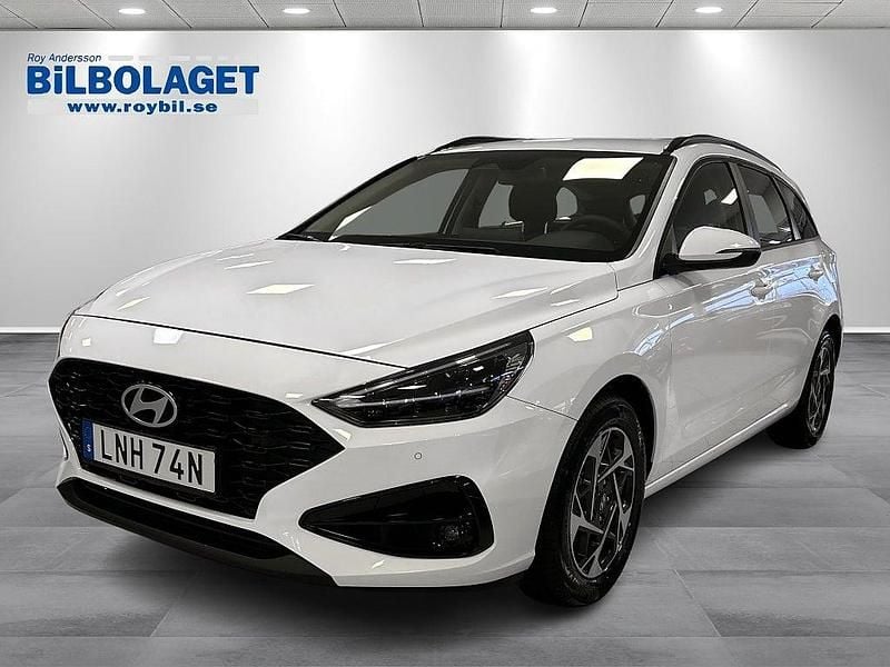 Vit Ny 2025 Hyundai i30 Essential Kombi | 279 900 kr (Marknadspris) - Bild 1/4