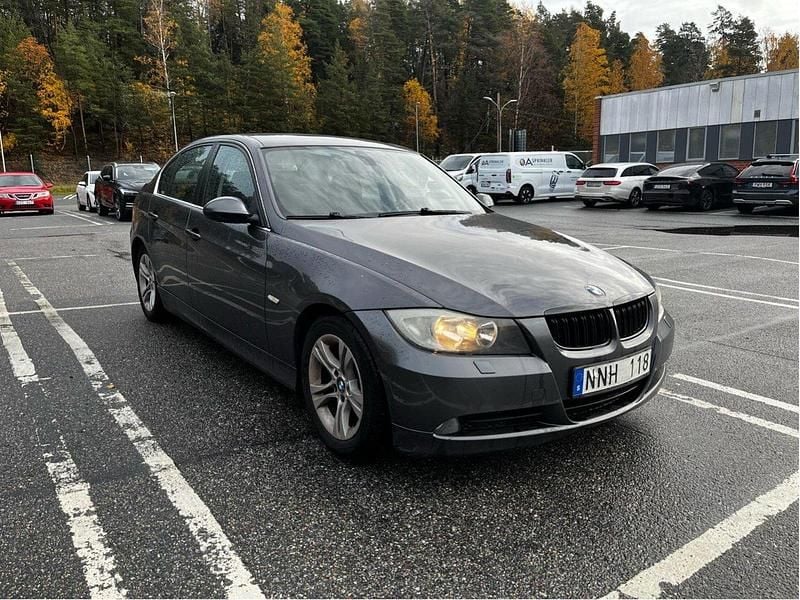Grå Begagnad 2008 BMW 325 Advantage Sedan | 58 700 kr (Bra pris) - Bild 1/4