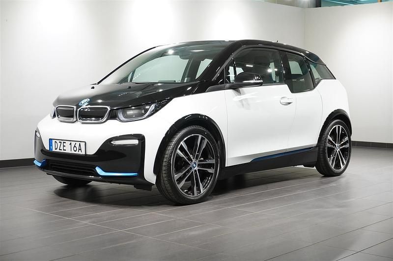 Vit Begagnad 2021 BMW i3 Halvkombi | 229 900 kr (Marknadspris) - Bild 1/4
