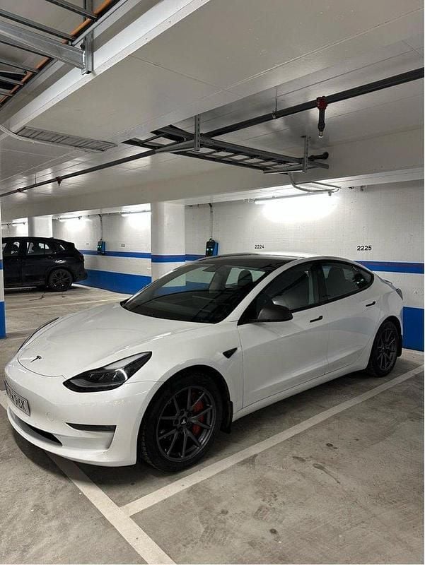 Vit Begagnad 2021 Tesla Model 3 Long Range AWD Sedan | 298 000 kr (Marknadspris) - Bild 1/4