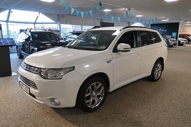 Vit Begagnad 2014 Mitsubishi Outlander P-HEV Sedan | 118 700 kr (Marknadspris) - Bild 1/4