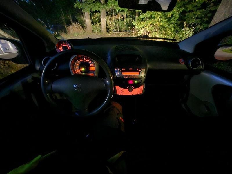 Grå Begagnad 2012 Peugeot 107 Halvkombi | 23 500 kr (Dyr) - Bild 1/4