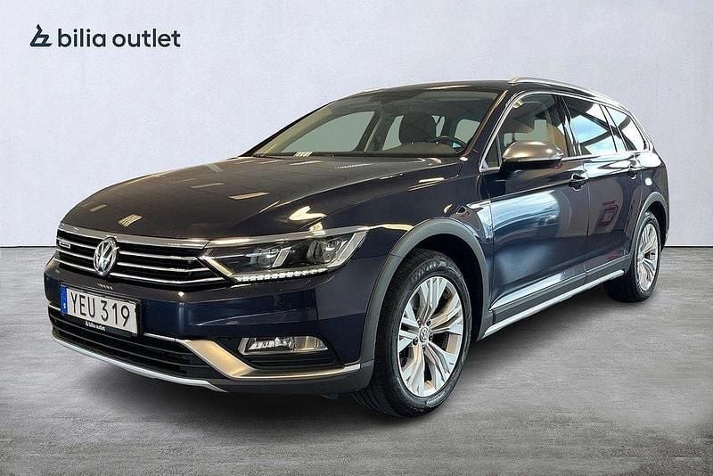 Mörkblå (blå) Begagnad 2016 VW Passat Alltrack Kombi | 159 900 kr (Marknadspris) - Bild 1/3