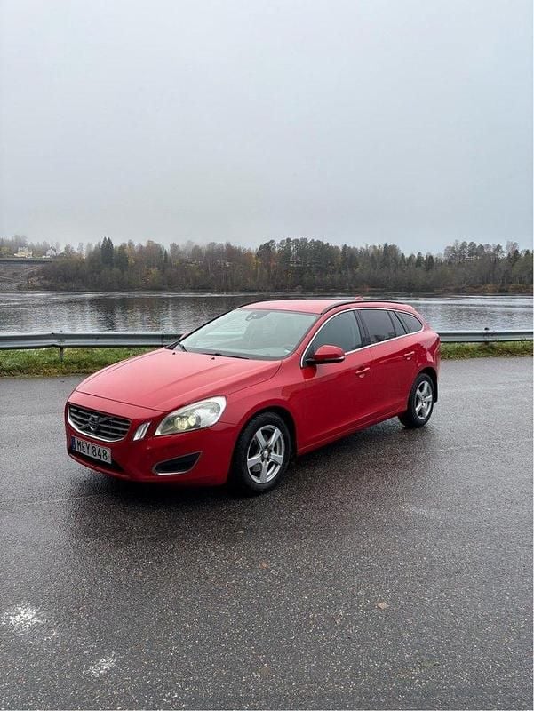 Röd Begagnad 2012 Volvo V60 Momentum Kombi | 54 900 kr (Lite dyr) - Bild 1/4