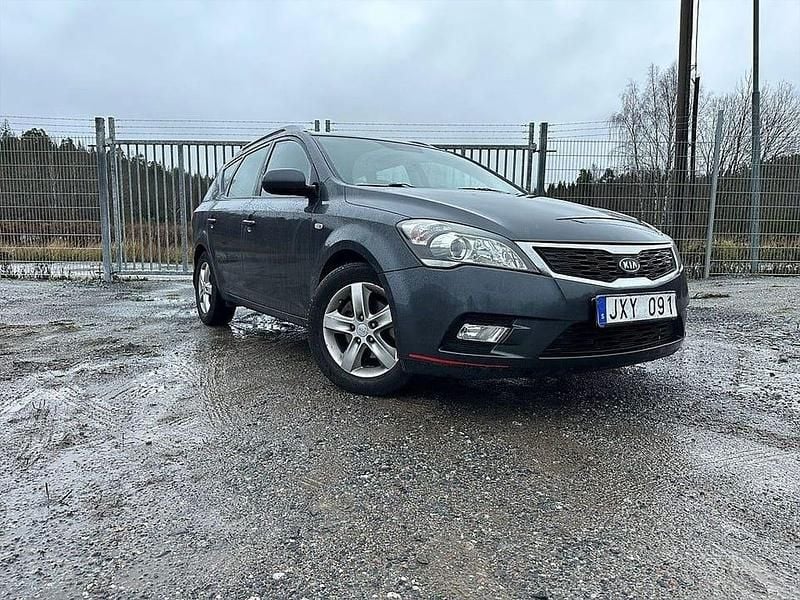 Grå Begagnad 2010 Kia Ceed Halvkombi | 34 900 kr (Superpris) - Bild 1/4
