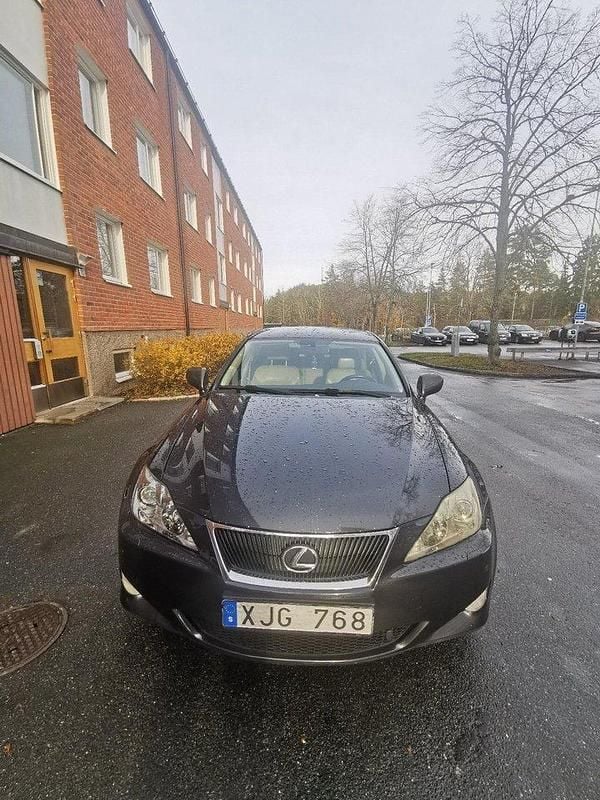 Grå Begagnad 2006 Lexus IS250 Sedan | 48 000 kr (Bra pris) - Bild 1/4