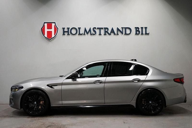 Grå Begagnad 2018 BMW M5 M Sport Sedan | 639 900 kr (Bra pris) - Bild 1/4