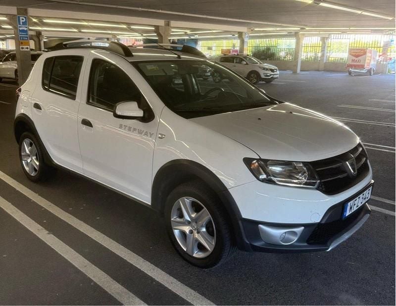 Vit Begagnad 2015 Dacia Sandero Stepway Halvkombi | 45 000 kr (Superpris) - Bild 1/4