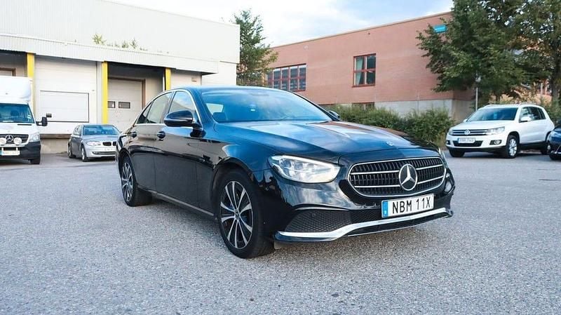Svart Begagnad 2021 Mercedes E300 Avantgarde Sedan | 289 700 kr (Marknadspris) - Bild 1/4