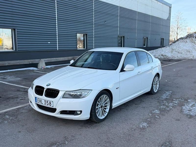 Begagnad BMW 325 218 HK (160 kW) 2010 Sedan