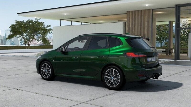 Begagnad BMW 230e Active Tourer M Sport 2024 Grön Minibuss