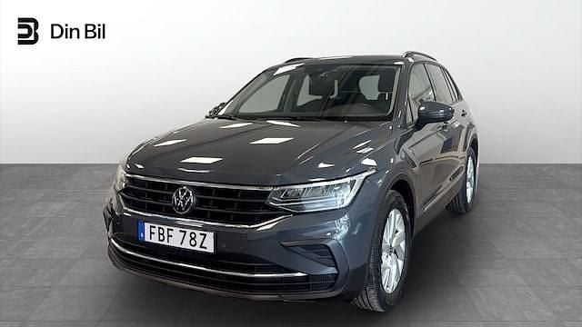 Grå (dolphin grey metallic) Begagnad 2022 VW Tiguan Life SUV | 299 900 kr (Marknadspris) - Bild 1/4