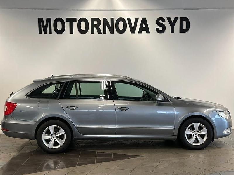 Begagnad Skoda Superb Elegance 140 HK (102 kW) 2011 Silver Kombi
