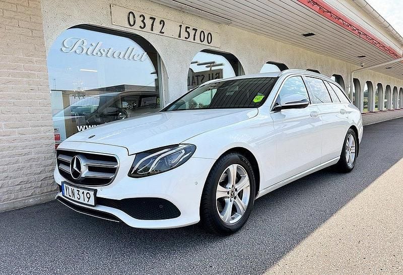Vit (polarvit) Begagnad 2018 Mercedes E200 Avantgarde Kombi | 249 000 kr (Marknadspris) - Bild 1/4