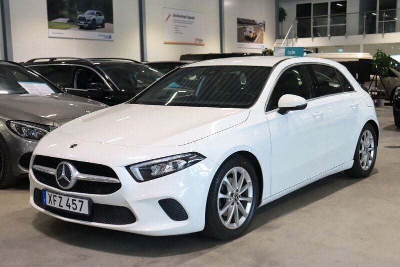 Vit Begagnad 2018 Mercedes A180 Halvkombi | 209 900 kr (Marknadspris) - Bild 1/4