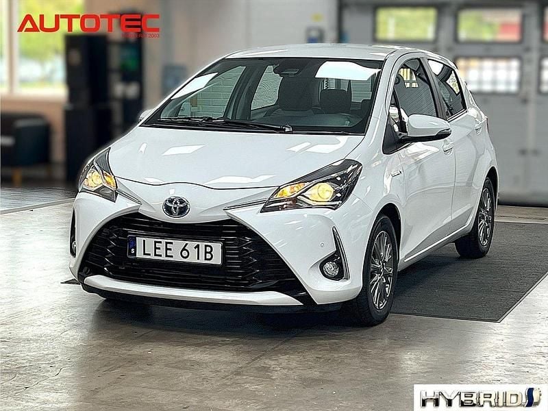 Vit Begagnad 2019 Toyota Yaris Hybrid Active Sedan | 163 900 kr (Marknadspris) - Bild 1/4