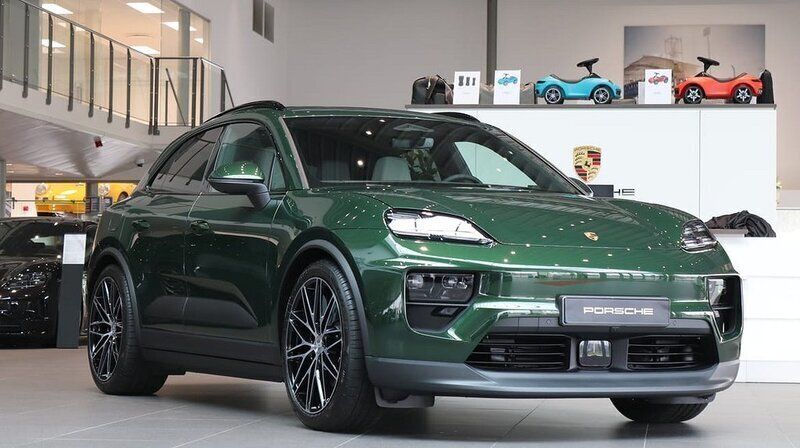 Mörkgrön Ny 2025 Porsche Macan SUV | 1 299 300 kr (Marknadspris) - Bild 1/4