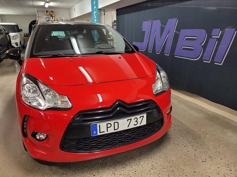 Röd Begagnad 2011 Citroën DS3 Halvkombi | 55 000 kr (Marknadspris) - Bild 1/4